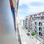 Modern - Meters Away From The Апартамент *
