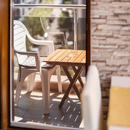 Modern - Meters Away From The 포마리